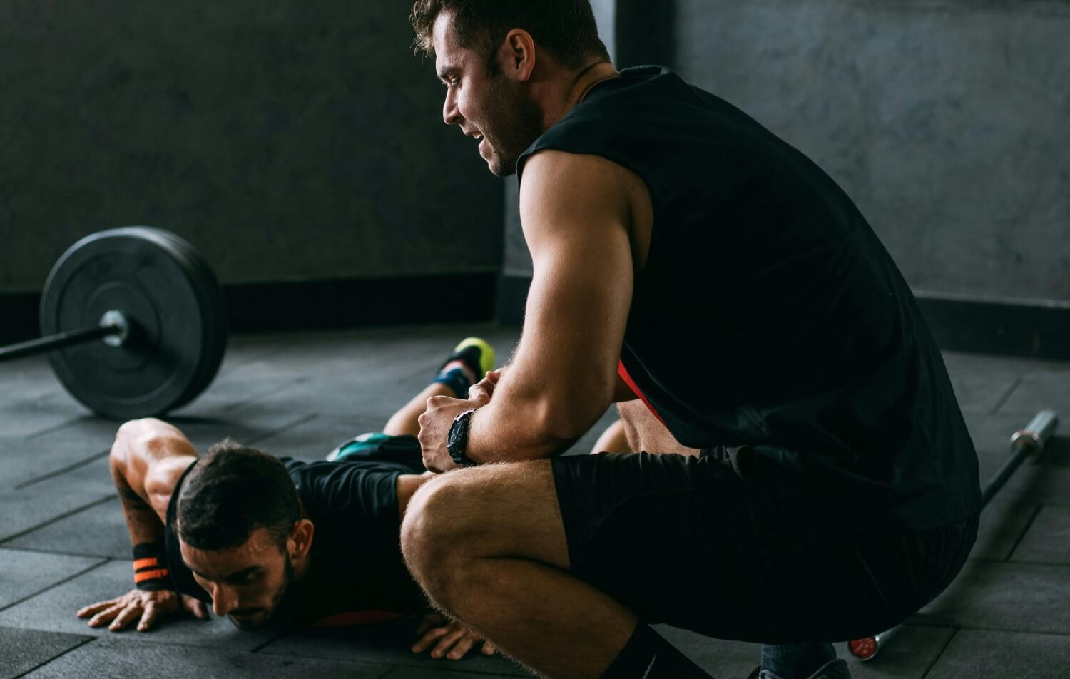 Dwóch mężczyzn ćwiczących na siłowni 