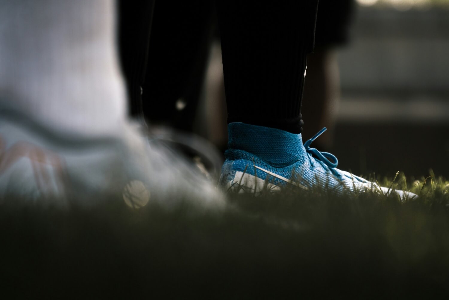 Buty sportowe na trawie