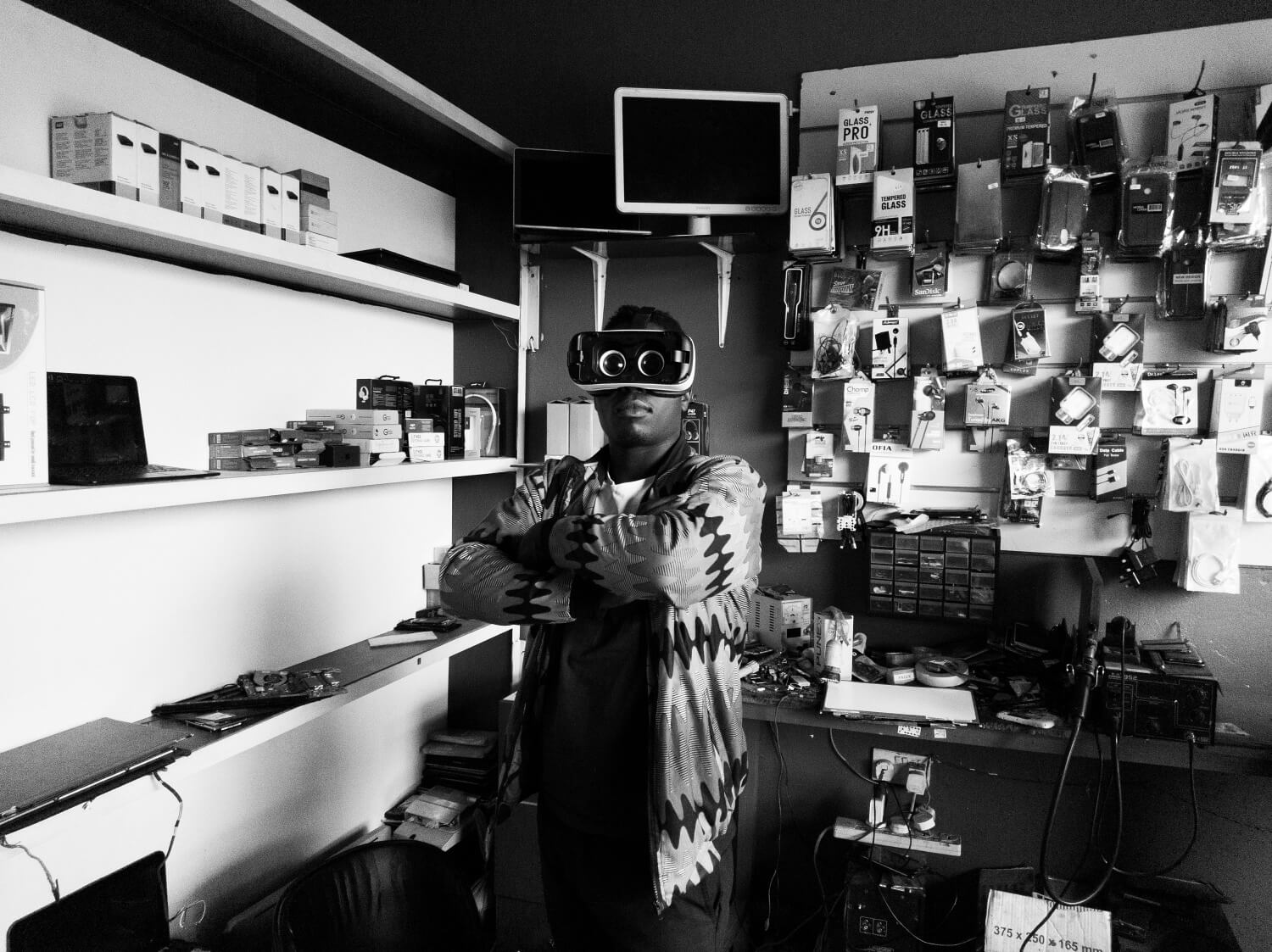 Mężczyzna w sklepie elektronicznym w goglach VR na głowie
