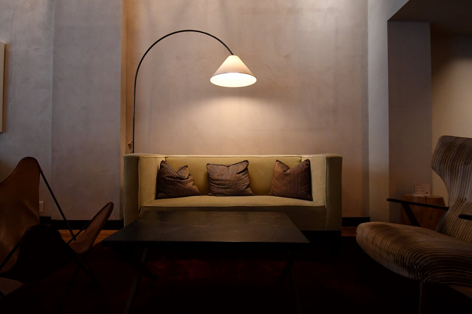 Przytulna kanapa oświetlona przez lampę w domu