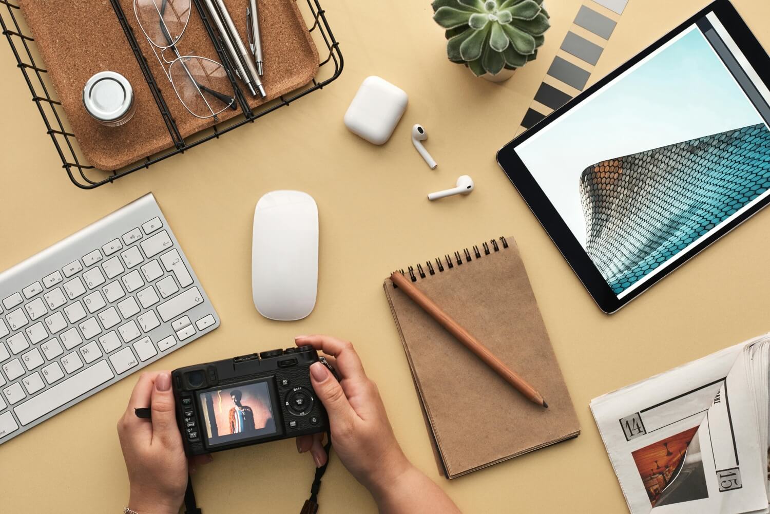 Sprzęt fotograficzny leżący na biurku