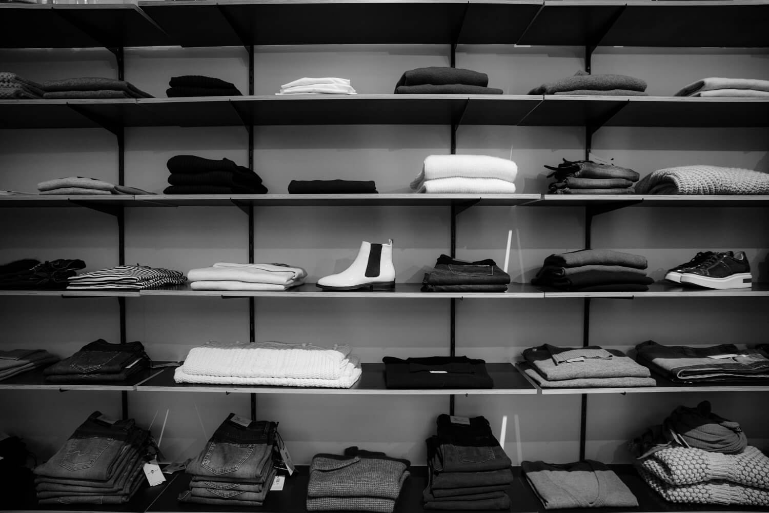 Półki z ubraniami w sklepie odzieżowym