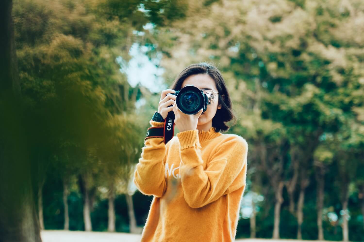 Kobieta robiąca zdjęcie aparatem fotograficznym