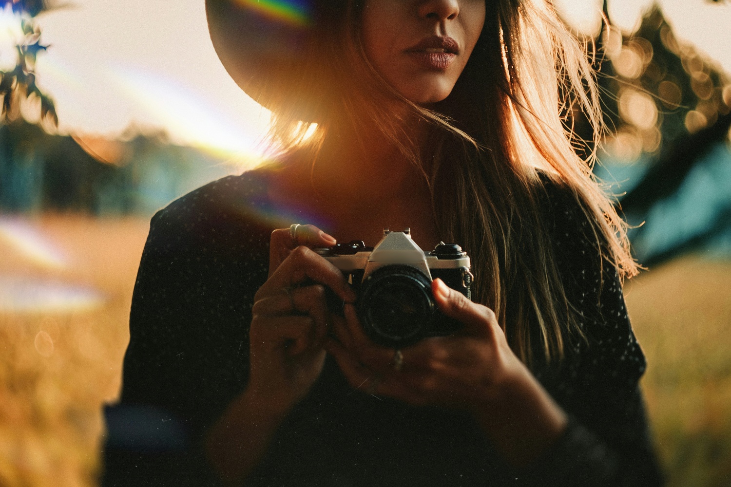 Kobieta trzymająca aparat fotograficzny