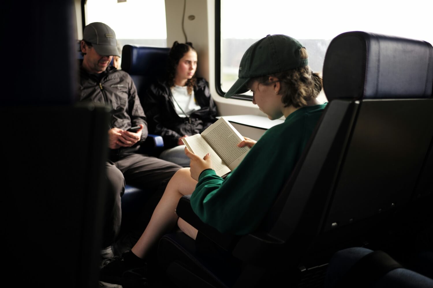 Kobieta jadąca pociągiem i czytająca książkę