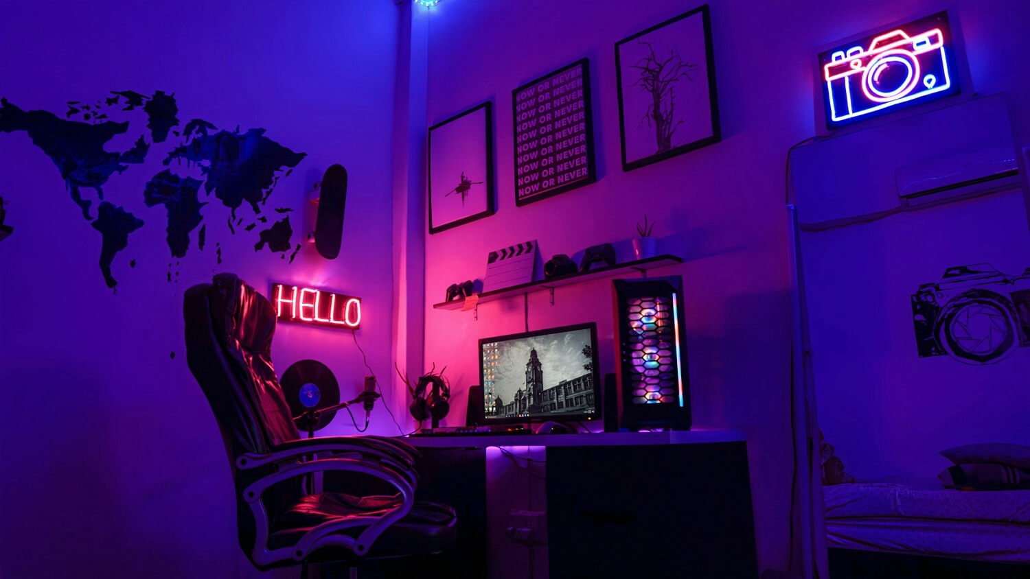 Stanowisko gamingowe z neonem i PC