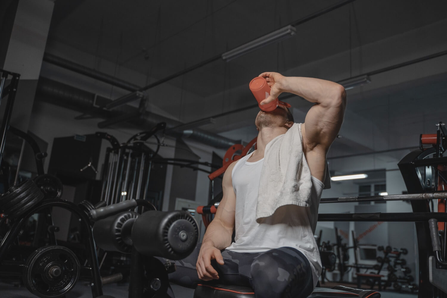 Mężczyzna pijący shake proteinowy na siłowni