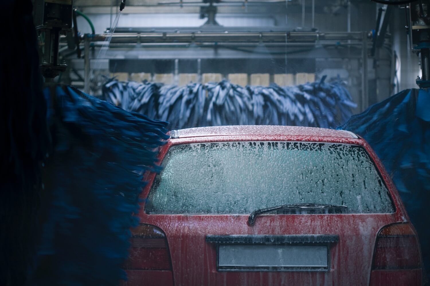 Samochód myty przez automatyczną myjnię