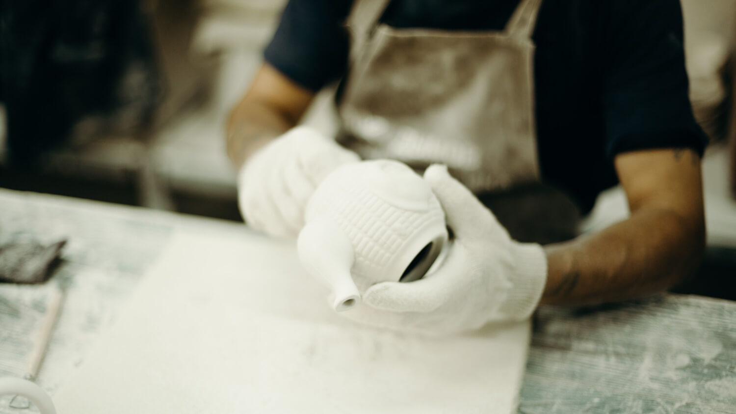 Mężczyzna tworzący porcelanowy dzbanek