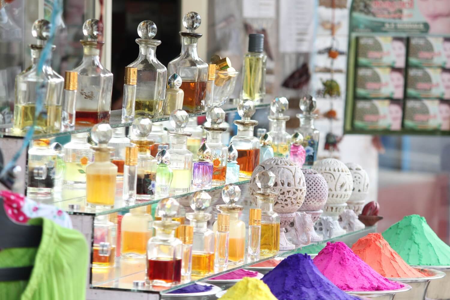 Szeroki wybór perfum na półkach w sklepie