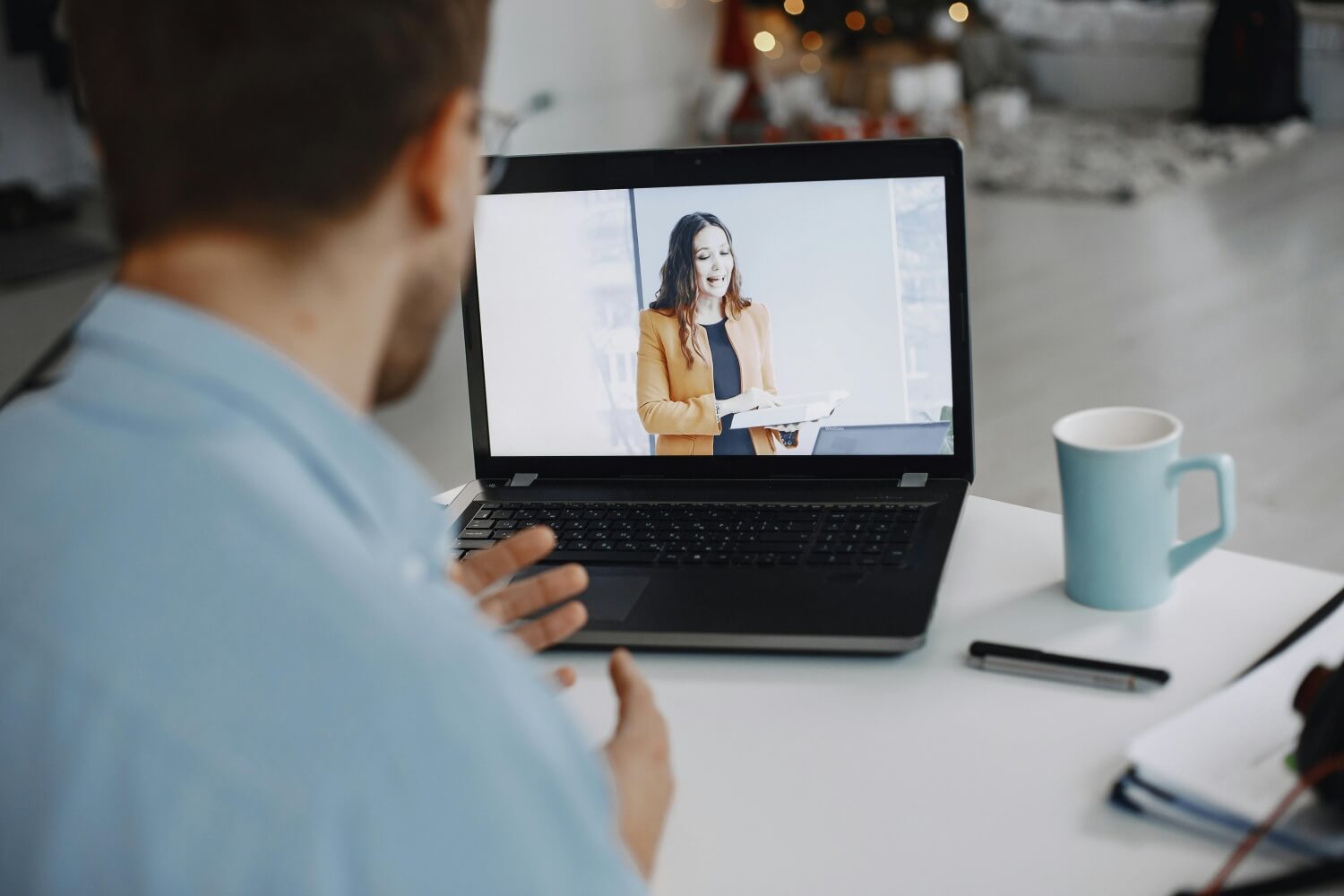 Mężczyzna i kobieta rozmawiają przez kamerkę internetową.