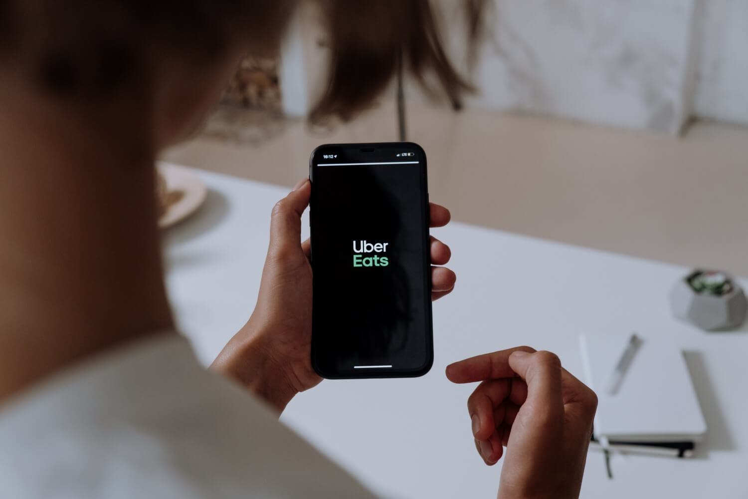 Zdjęcie telefonu, na którym włączona jest aplikacja Uber Eats