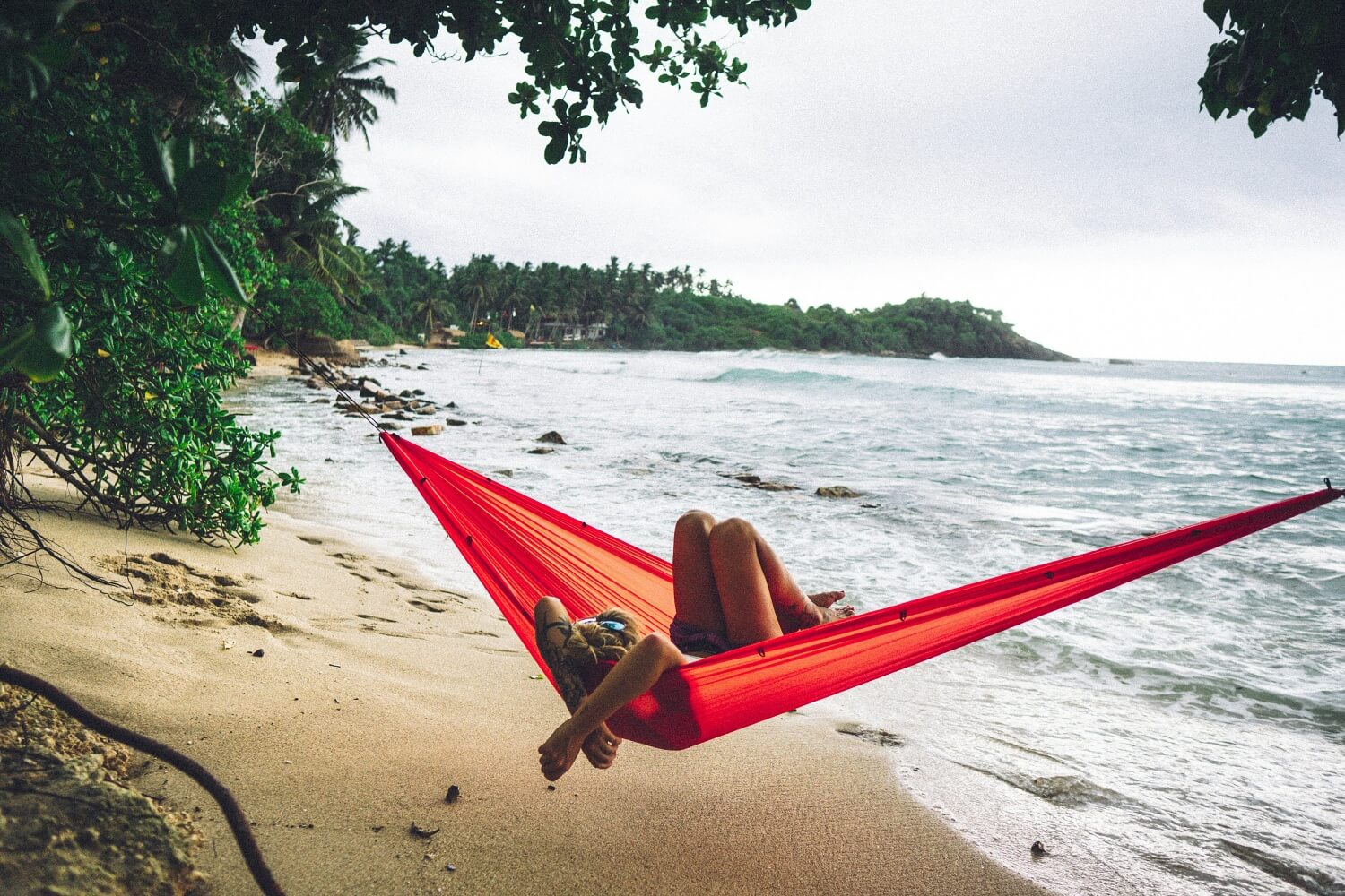 Osoba odpoczywająca na hamaku na plaży