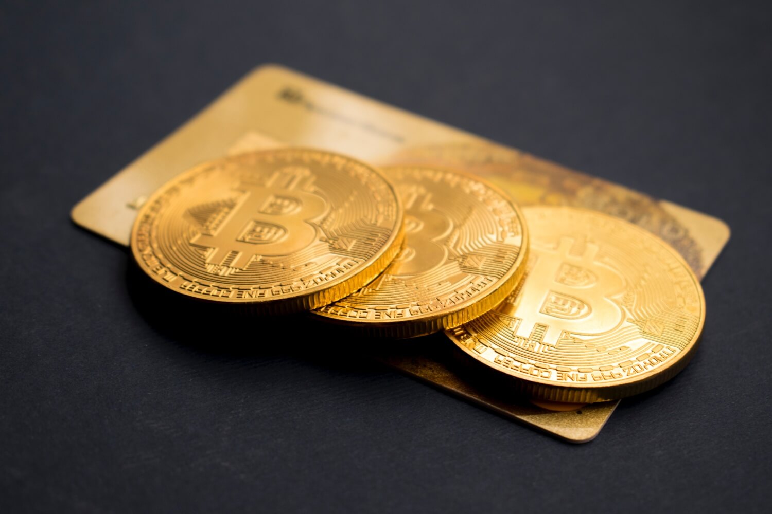 Monety z logo Bitcoin