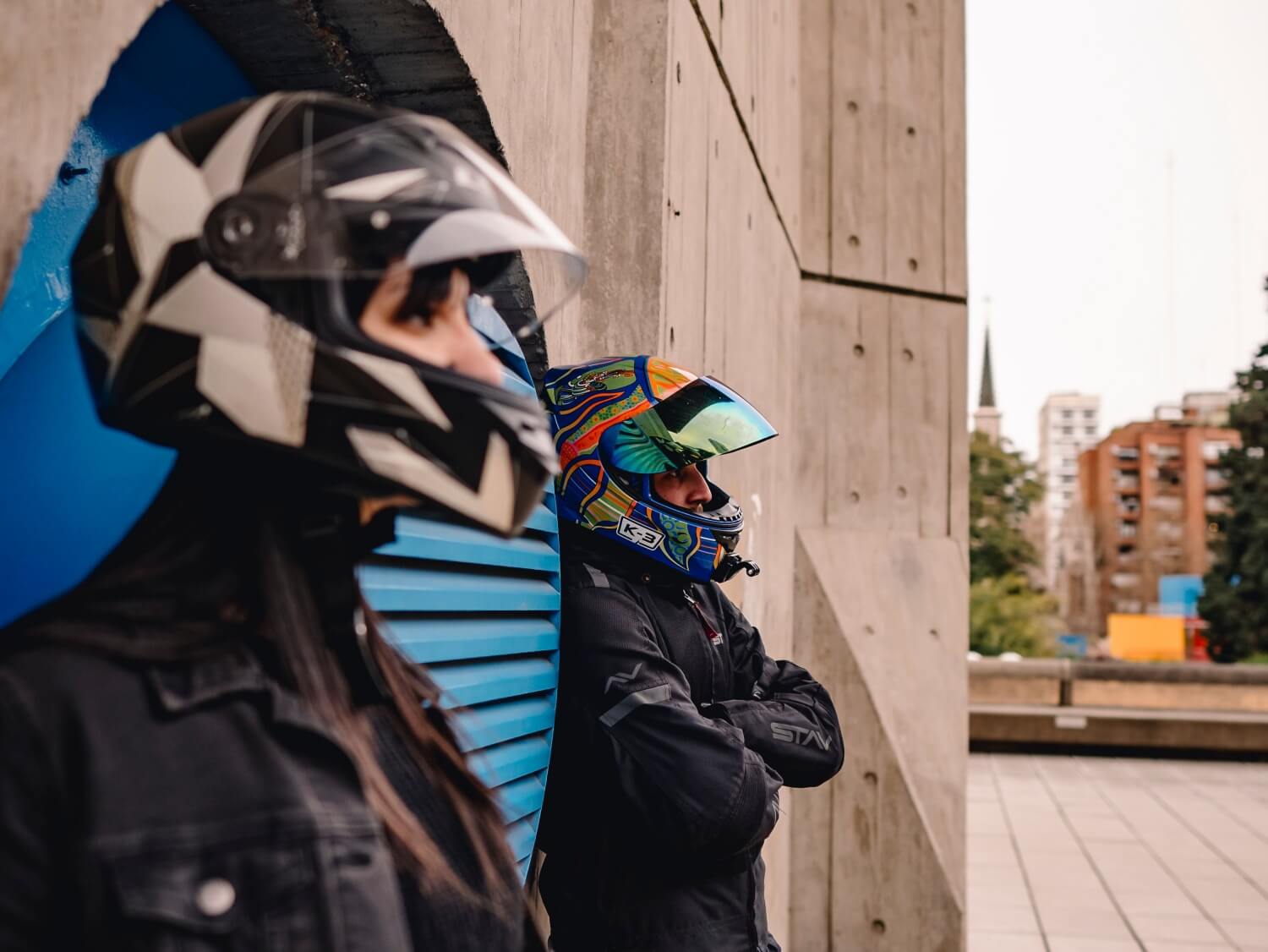 Mężczyzna i kobieta ubrani w odzież motocyklową i kaski
