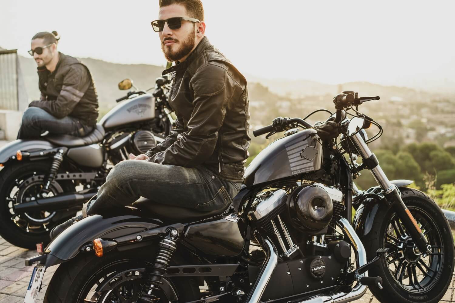 Mężczyżni siedzący na motocyklach